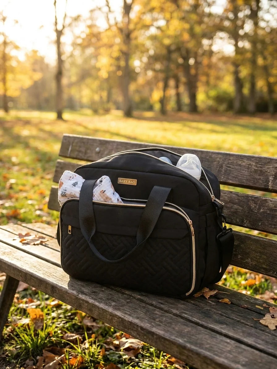 Sac à langer bandouliere isotherme deep matte black en situation au parc