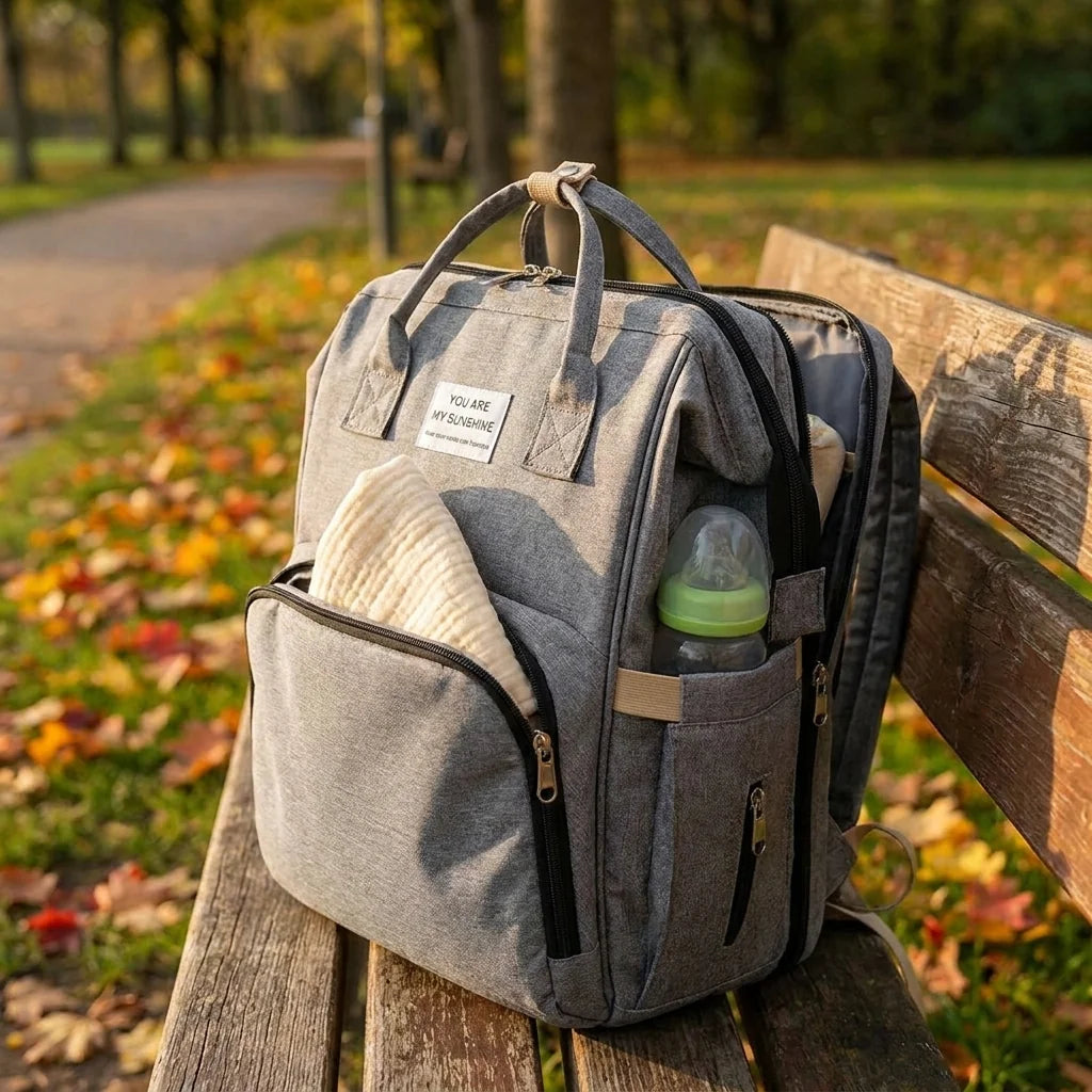 Sac à langer berceau pliable deep matte black en situation au parc