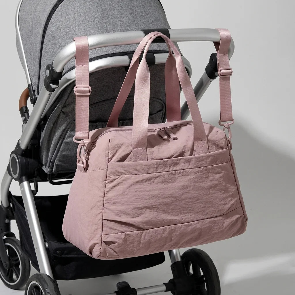 Sac à langer cabas poussette muted dusty pink - accroché à la poussette Image