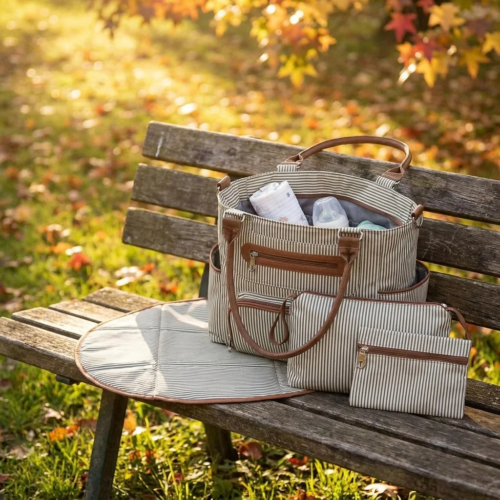 Sac à langer cabas set 7 pieces deep matte black en situation au parc