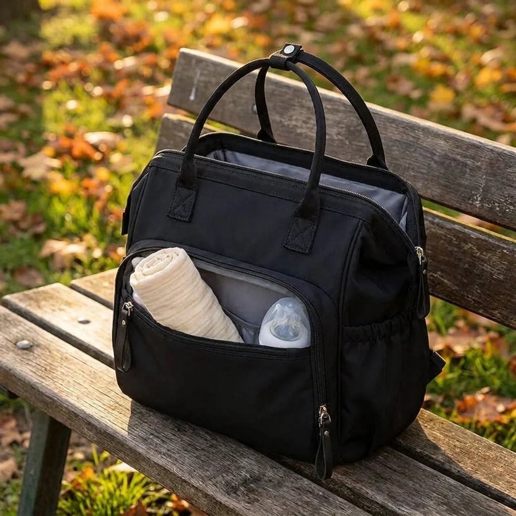 Sac à langer coton grande capacite deep matte black en situation au parc