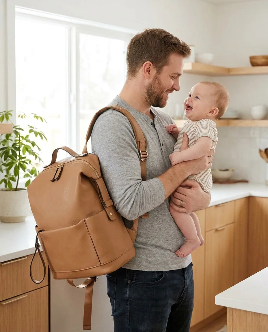 Papa portant le sac à langer cuir multi-poches avec bébé - sac unisexe père et mère