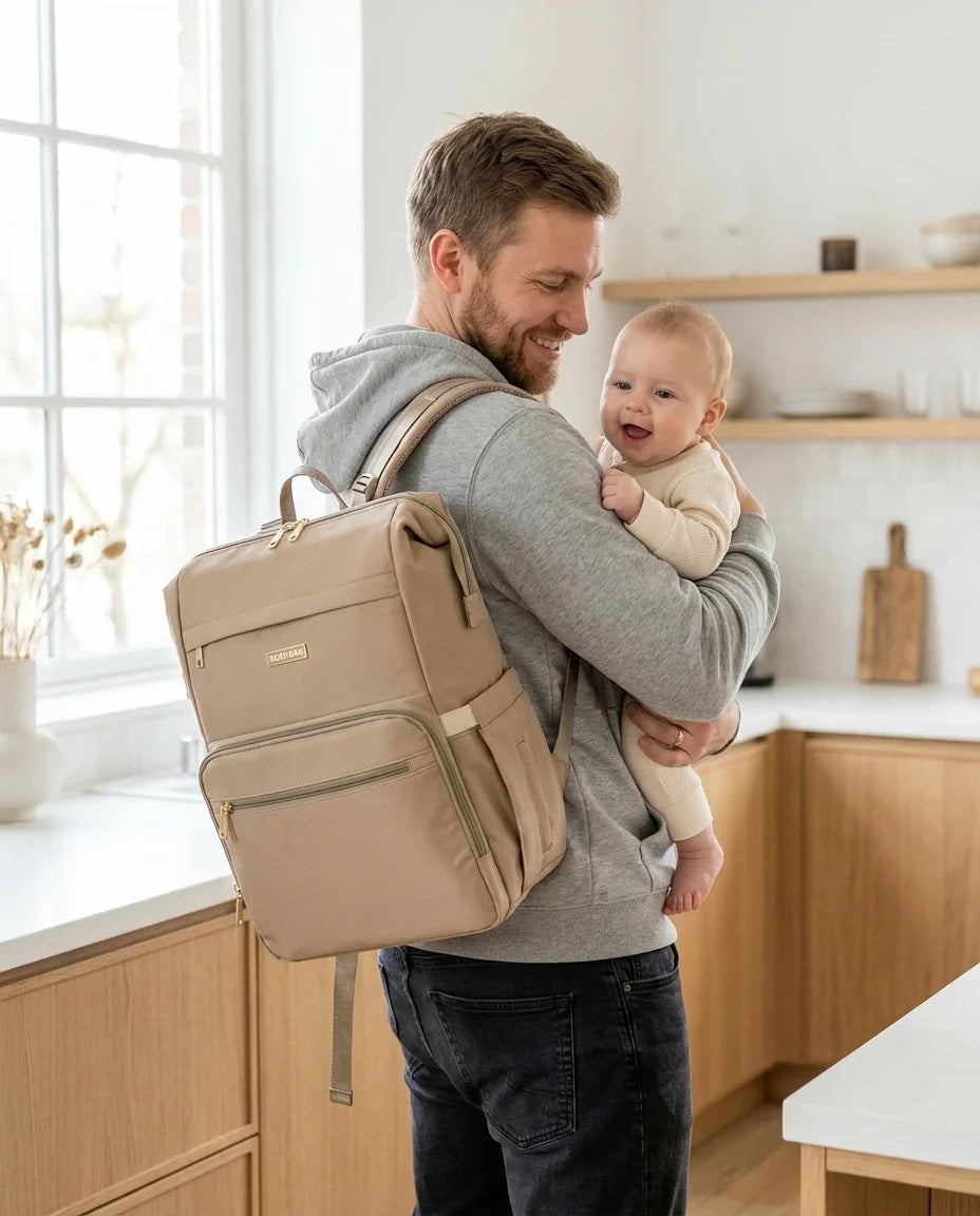 Papa portant le sac à langer isotherme biberon avec bébé - sac unisexe père et mère