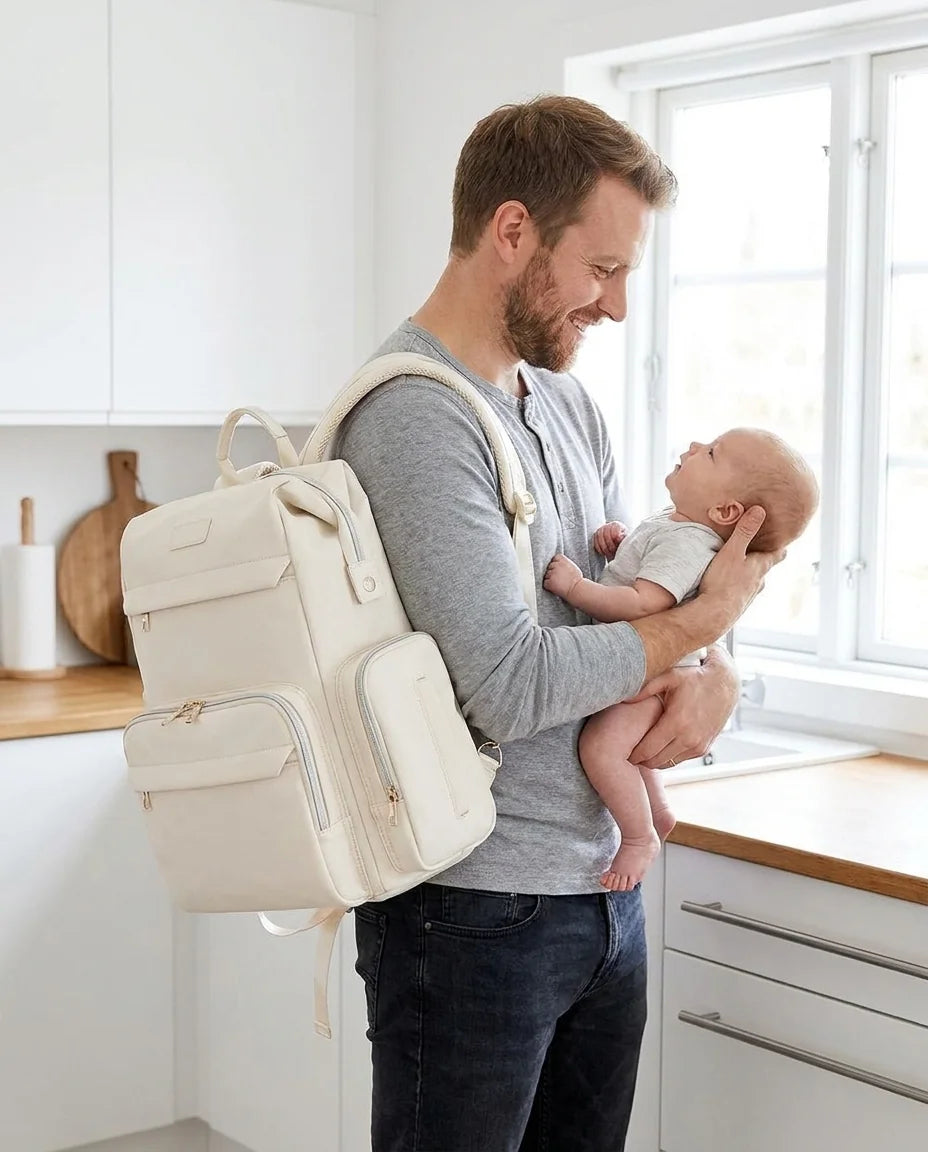 Papa portant le sac à langer minimaliste compact avec bébé - sac unisexe père et mère