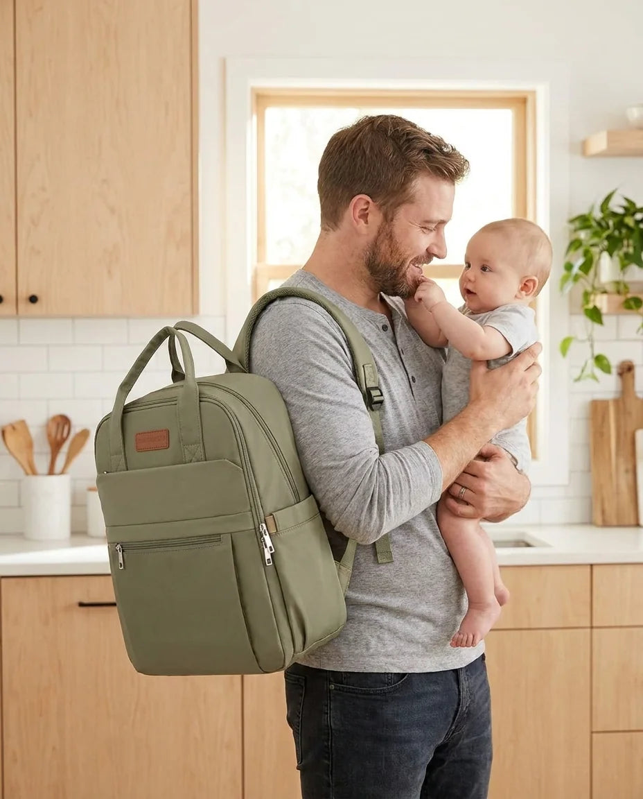 Papa portant le sac à langer pliable leger avec bébé - sac unisexe père et mère