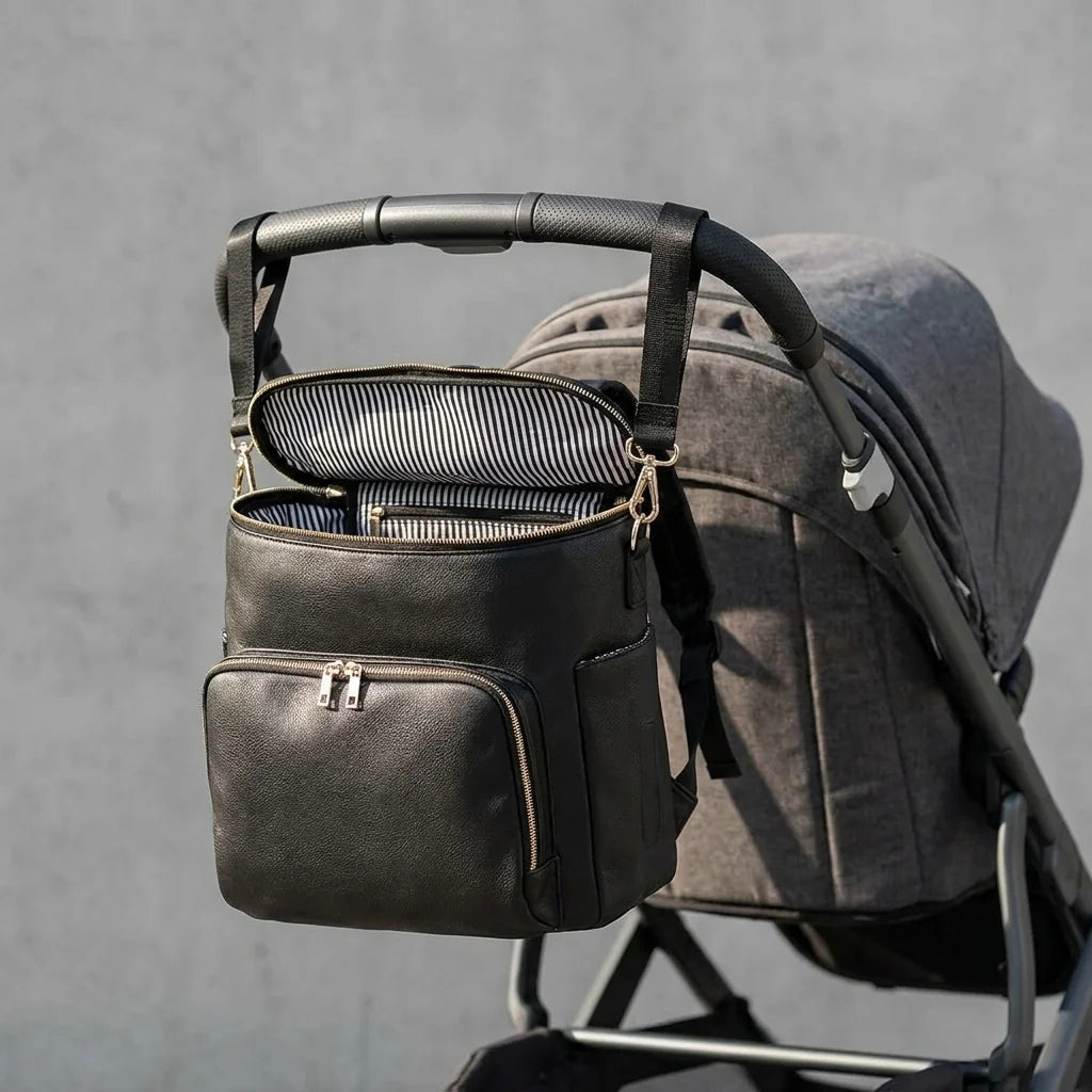 Sac à langer poussette sangles deep black denim - accroché à la poussette